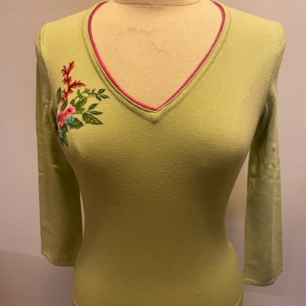 original easel NYC contemporary label pistachio 3/4 sleeve V-neck top